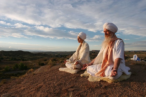 Due indiani che meditano su un monte